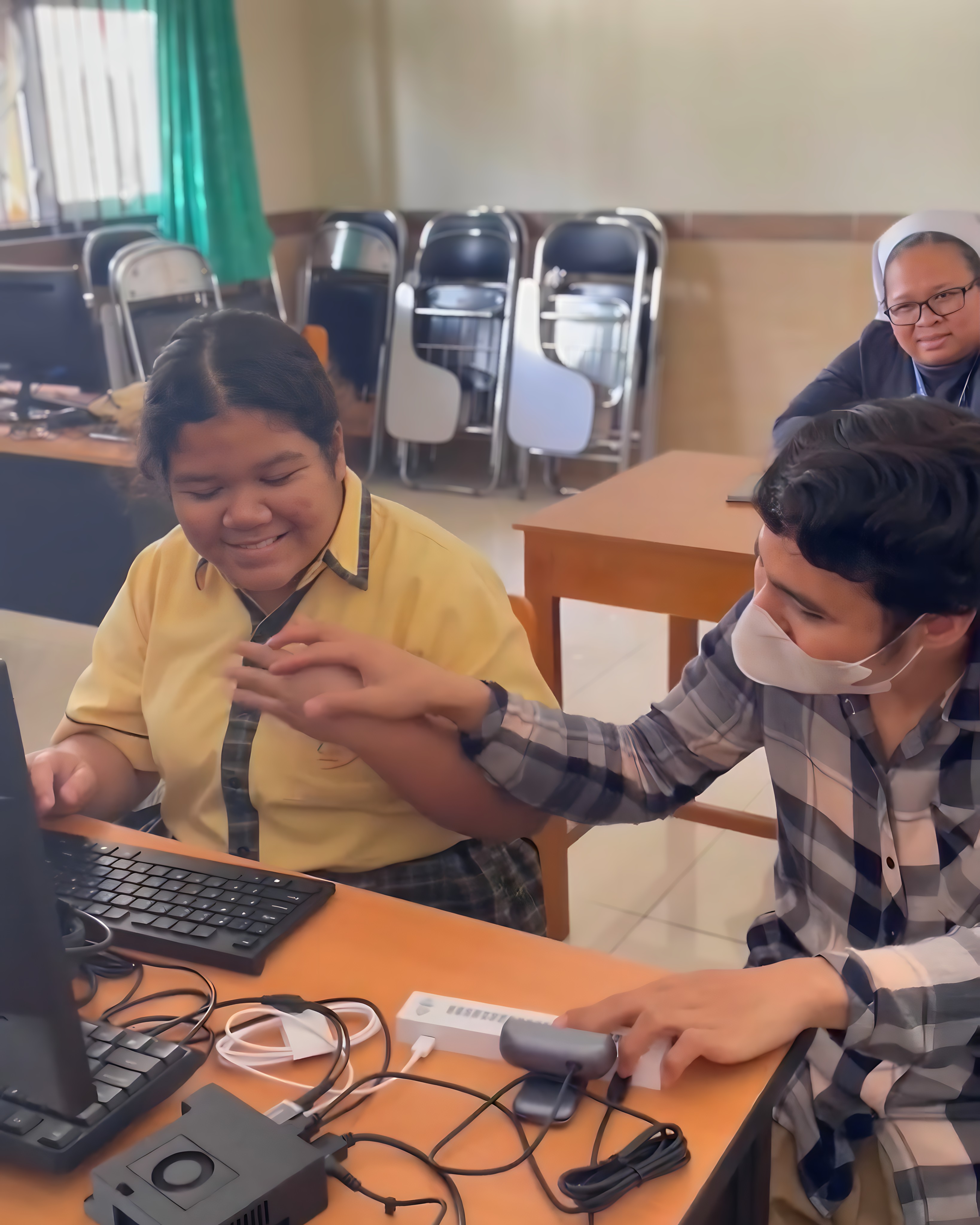 Handaka, a DeafBlind youth, using Braillify
