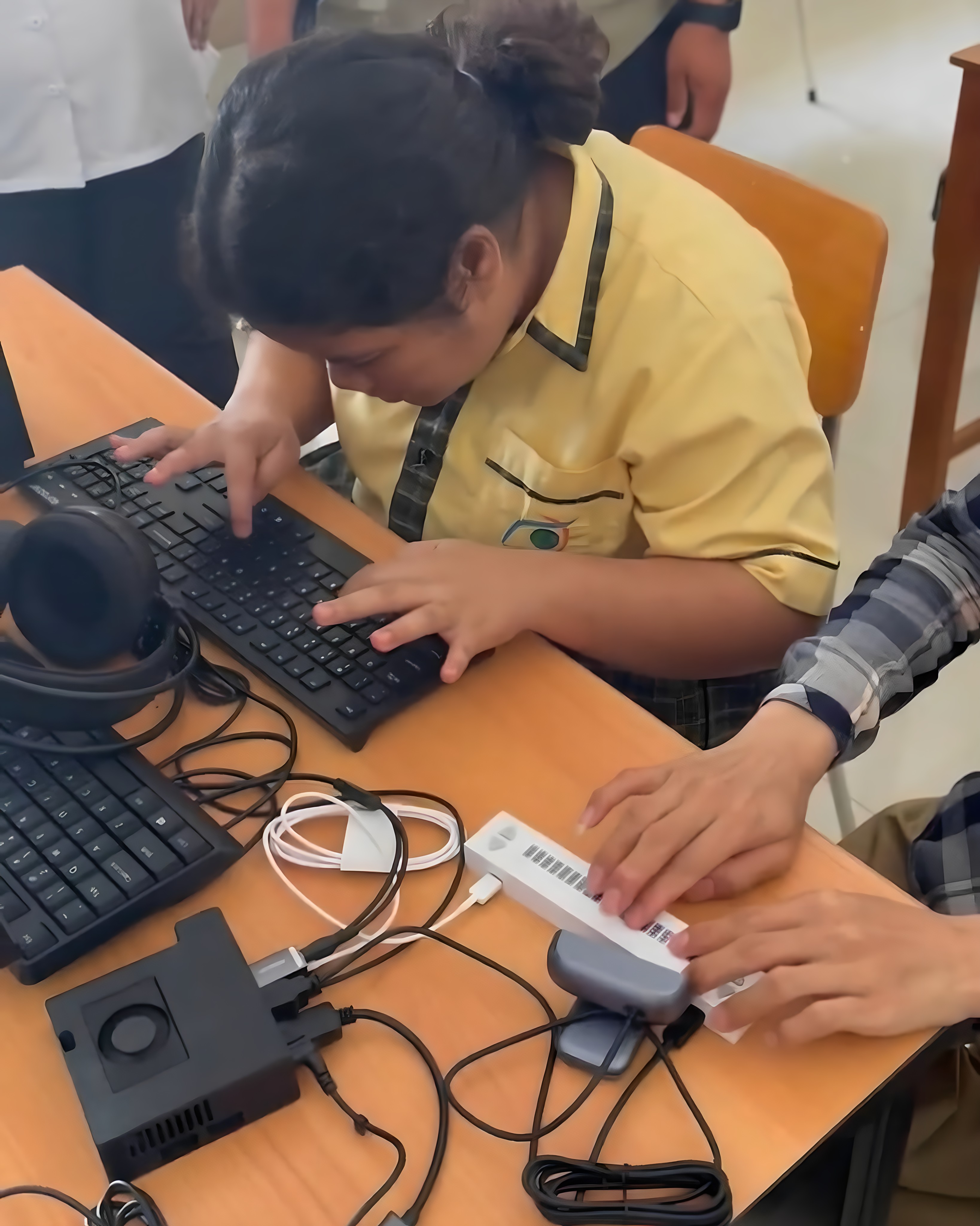 Nikita, a Deaf student, using Braillify